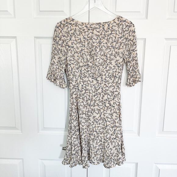 Cupcakes and Cashmere Roxbury Ditsy Floral Dress - Picture 9 of 11